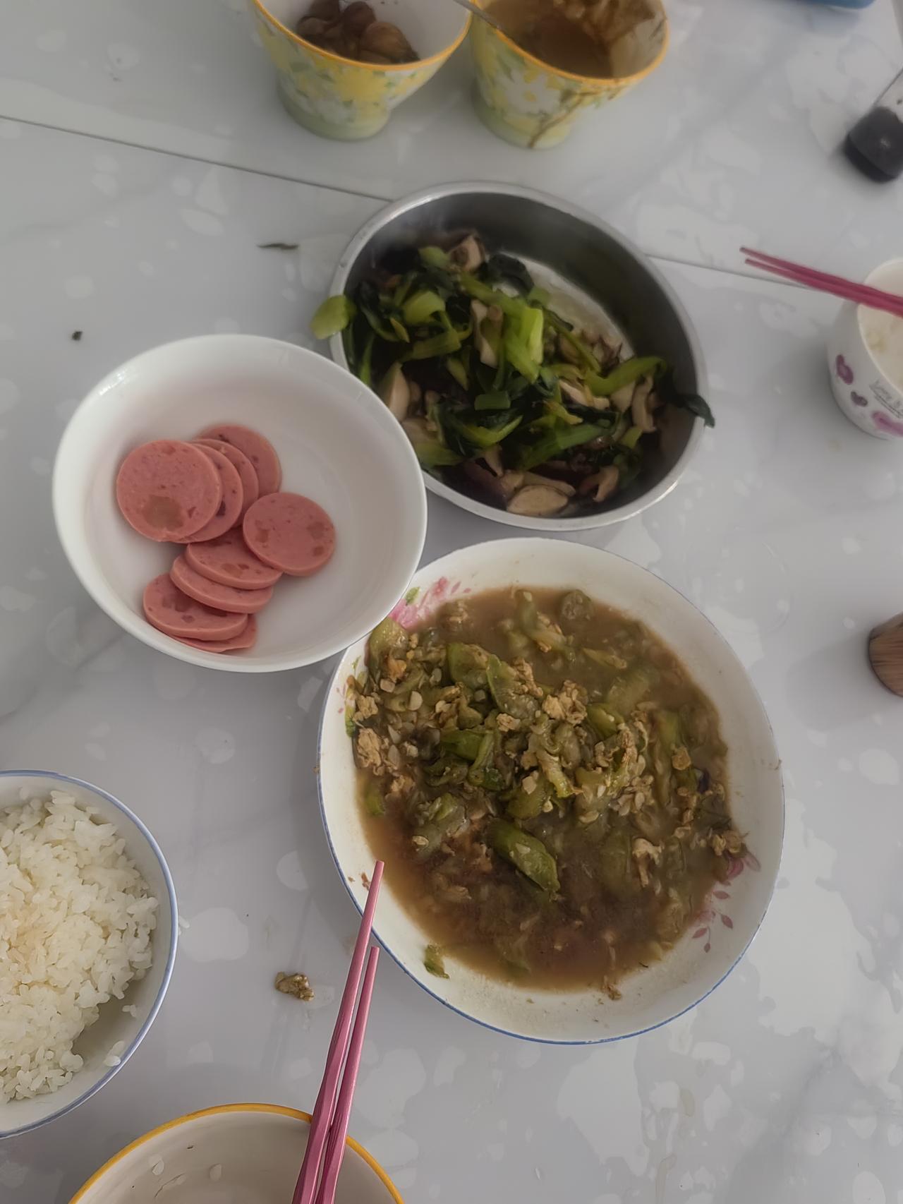昨天我累，步行了六七公里。孩子们也累，跟着爷爷在店里玩了一天，肯定是跑跑跳跳，东