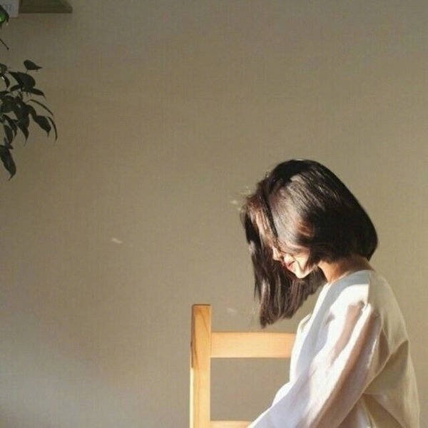 “ 你终究要学会含着泪微笑  摇着头对自己喜欢的东西说不需要了  从真爱的泥沼中