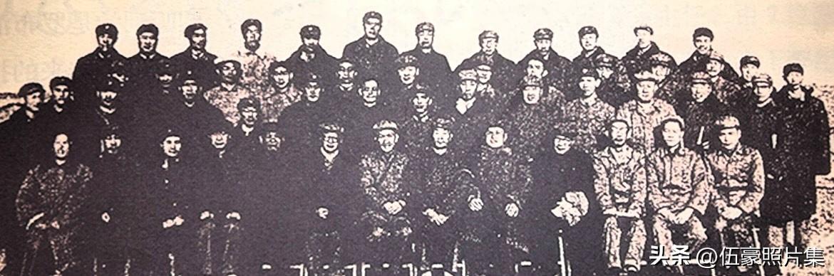 1964年10月16日，我国第一颗原子弹爆炸成功后，是前线指挥部全体人员的合影。