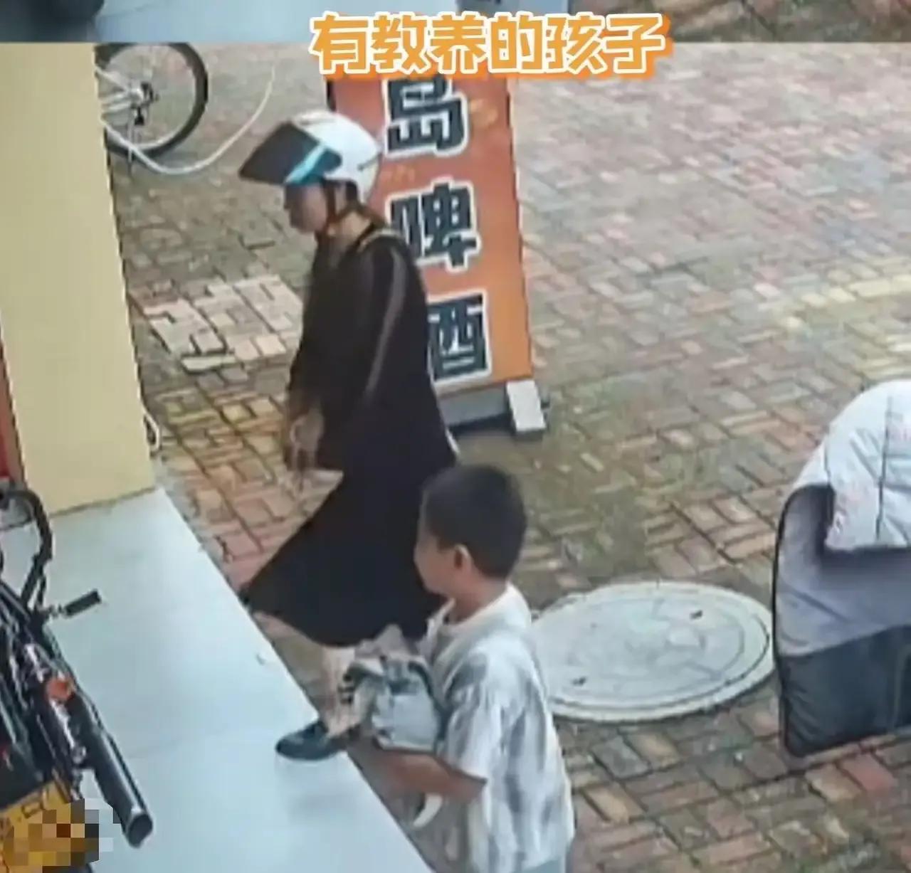 你见过这样教孩子的妈妈吗？路过一家店，孩子被门口的摩托车吸引，想拍照留念，这位妈