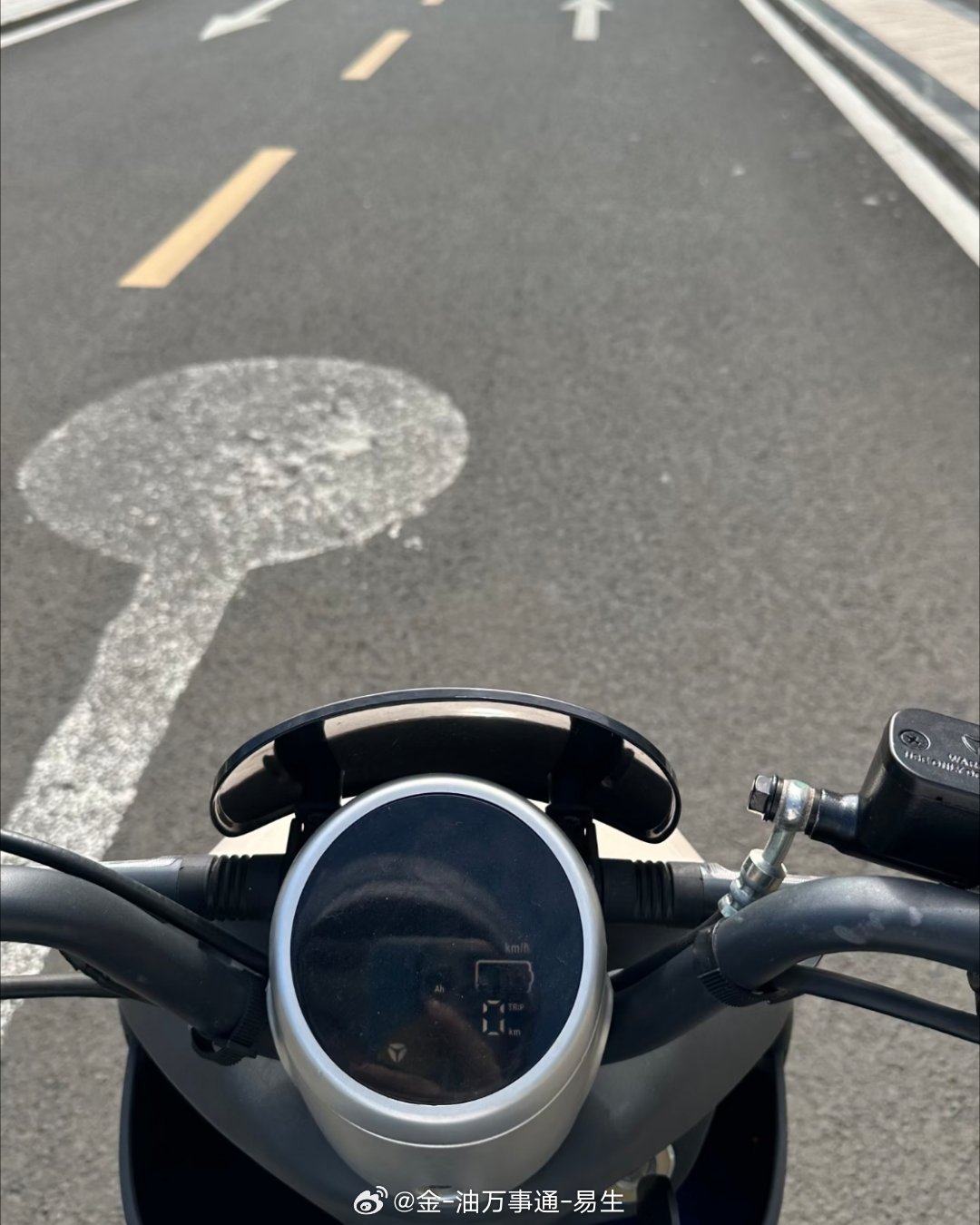靠，昨晚电驴忘记充电了，距离公司还有一公里快没电了，昨天操作有点拉胯，今天就不开