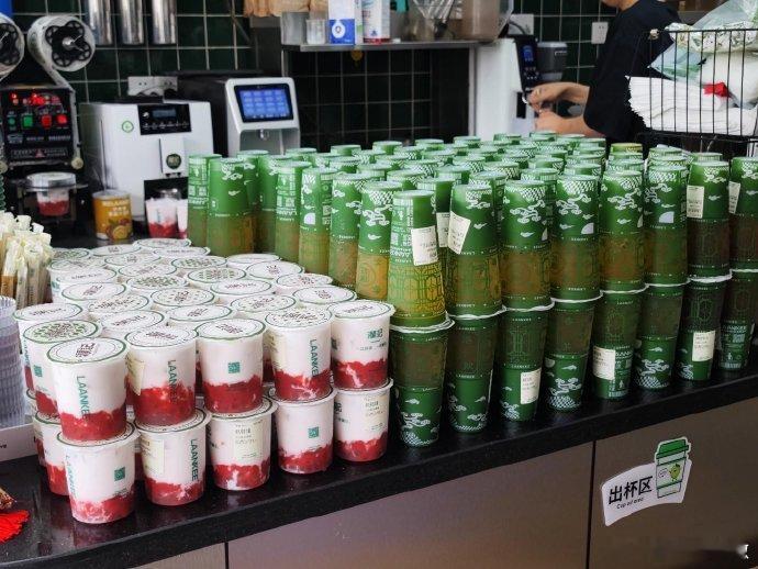 奶茶的快乐丞磊给的，请《与晋长安》全剧组喝奶茶，期待帅气晋安，预祝剧组拍摄一切顺