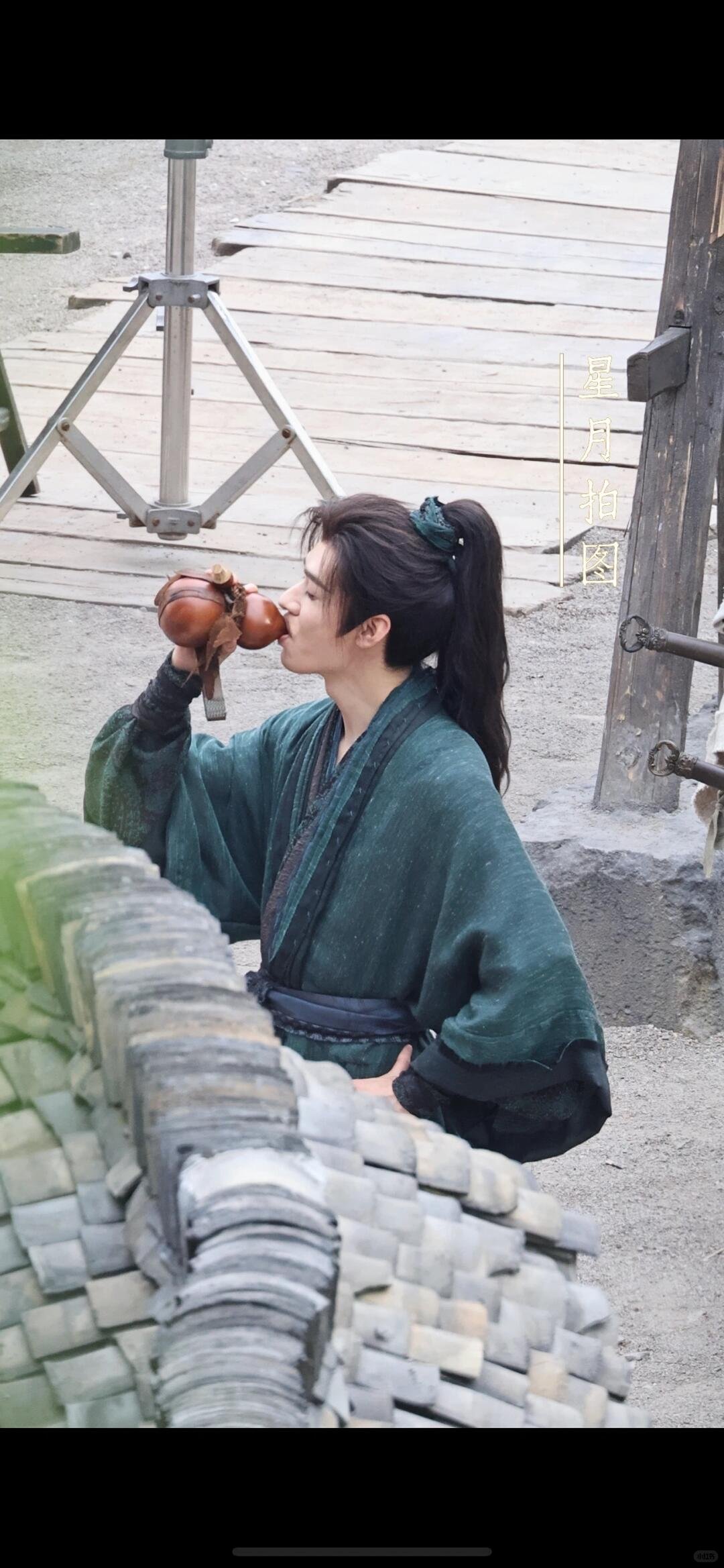 有点像喝奶，葫芦变奶瓶了 