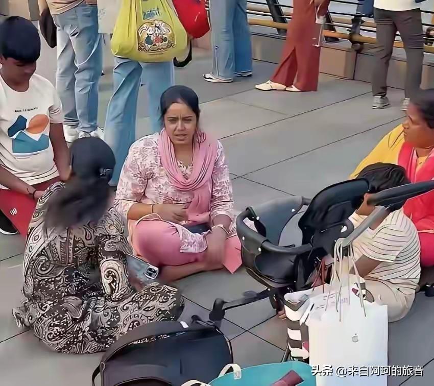 那印度娘俩的视频我看了，姑娘说想留中国，她妈说要把儿子也弄过来一块儿待着。评论区