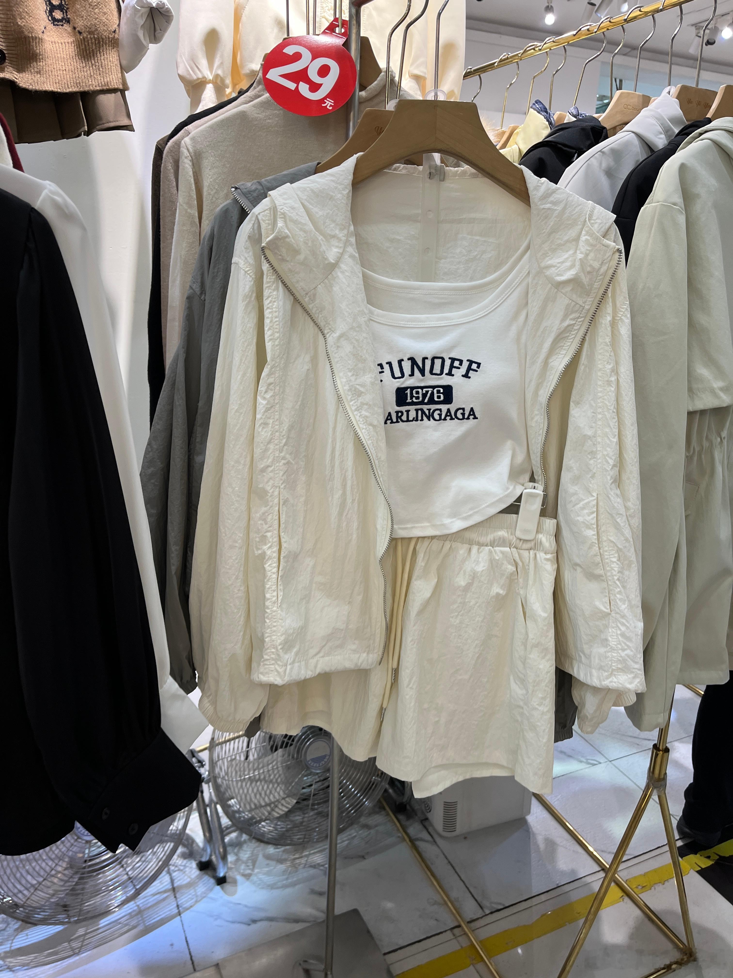 昨天在东门看衣服，好好看，可是这个娃不让我买，我试衣服，她把我拉走，说不让我买，