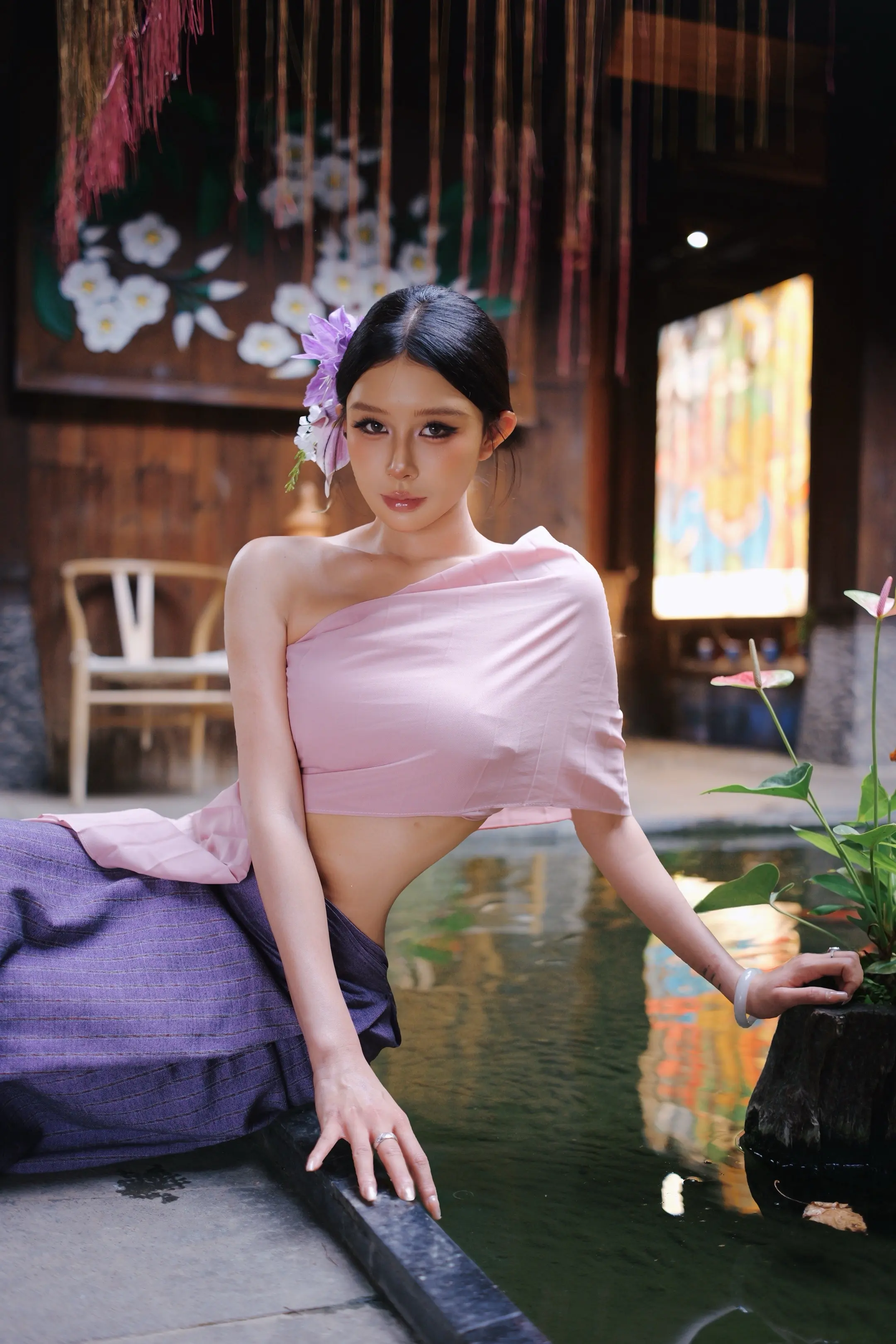 我会钻进他怀里 他同样会抱紧我 可我们都知道 我们不会结婚 也不会有未来