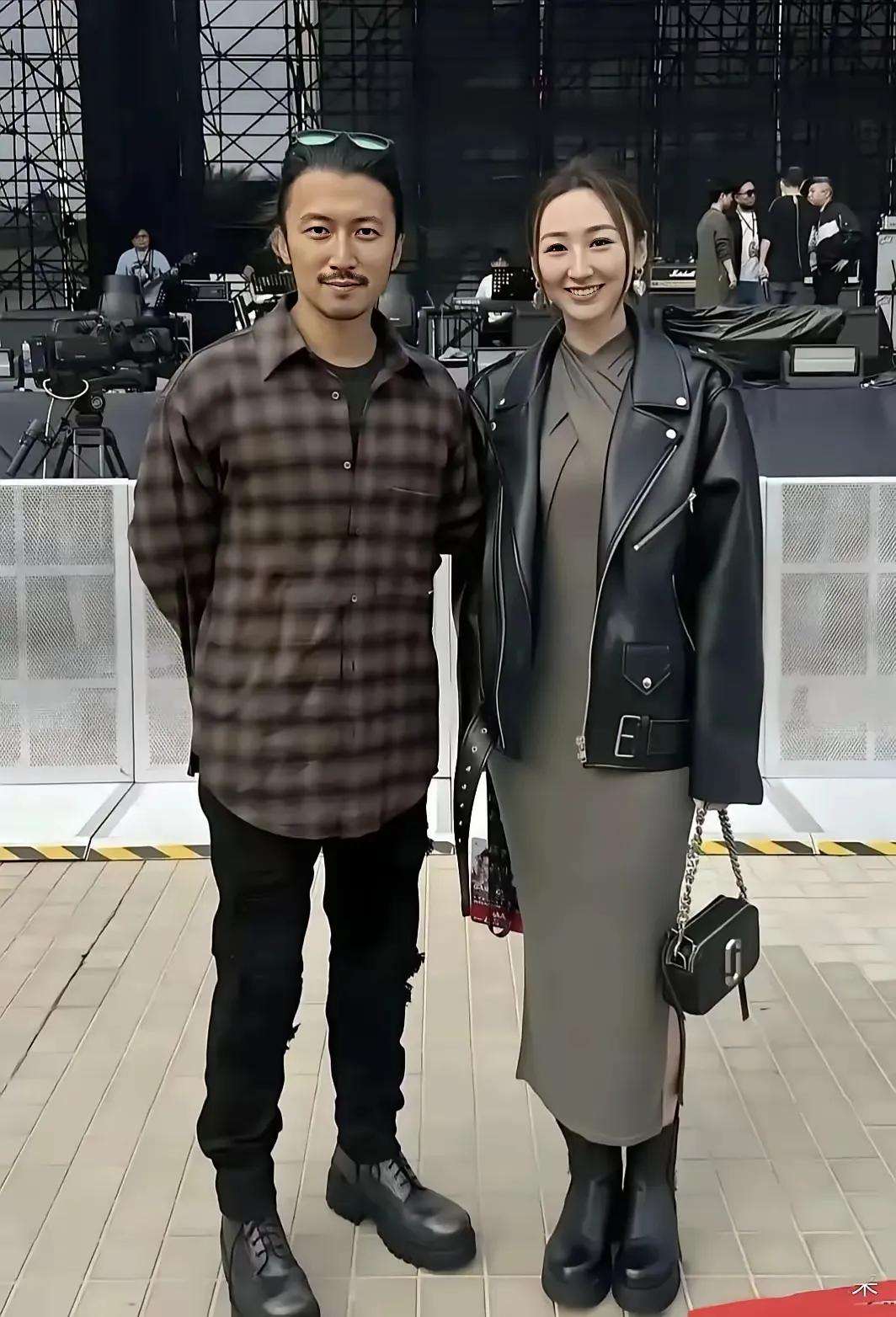 谢霆锋和这位女士的鞋我看了好久，别的不说，这鞋穿着一定很沉吧？这么沉，能舒服吗？