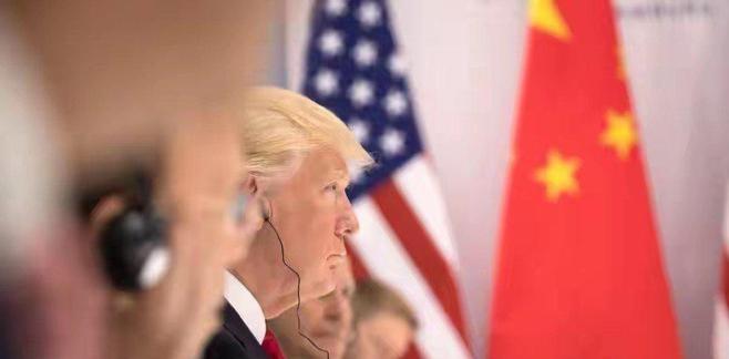 你有没有发现，特朗普访华期间简直像换了个人？

他全程坐姿端正、举止拘谨，发言也