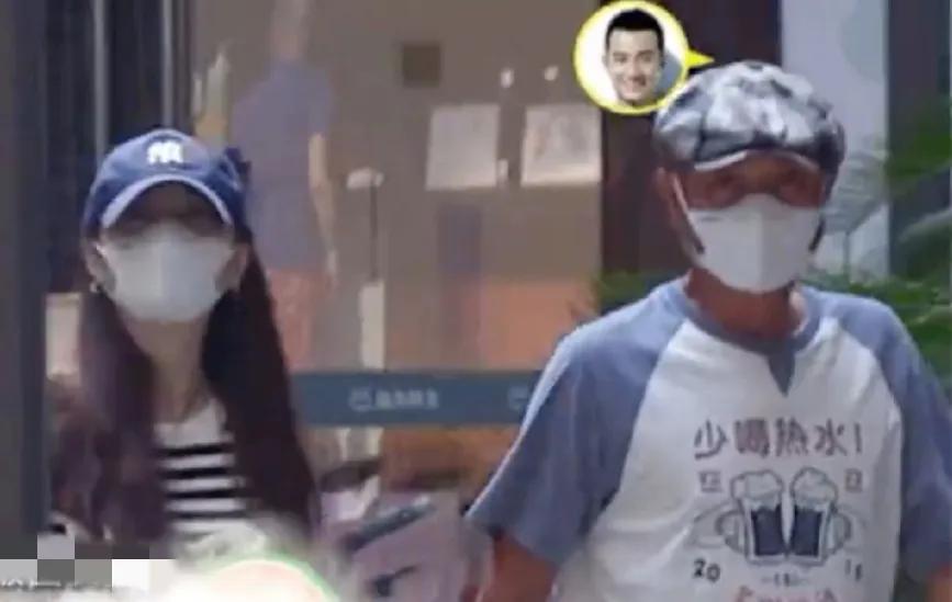 文章引发热议！
7月10日，文章突然引发了热议，起因是有狗仔拍到了文章与一年轻女