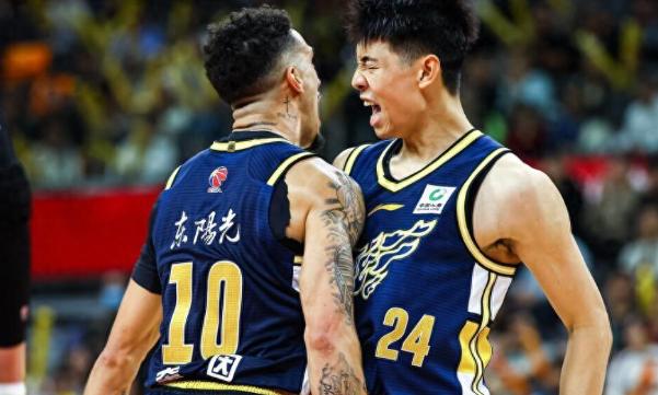 广东传3好消息，让粤迷重新看到冲冠希望

开场局面并不好看。广东进攻迟滞，新疆依