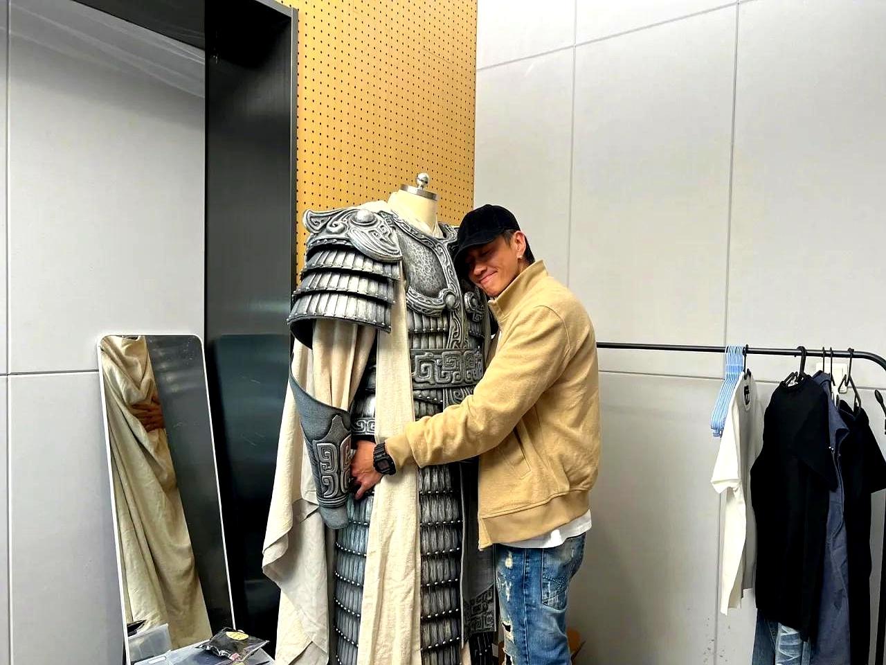 “西楚霸王”真的回宿迁了！今天下午，何润东现身宿迁奥体中心，一身复刻版霸王战甲亮