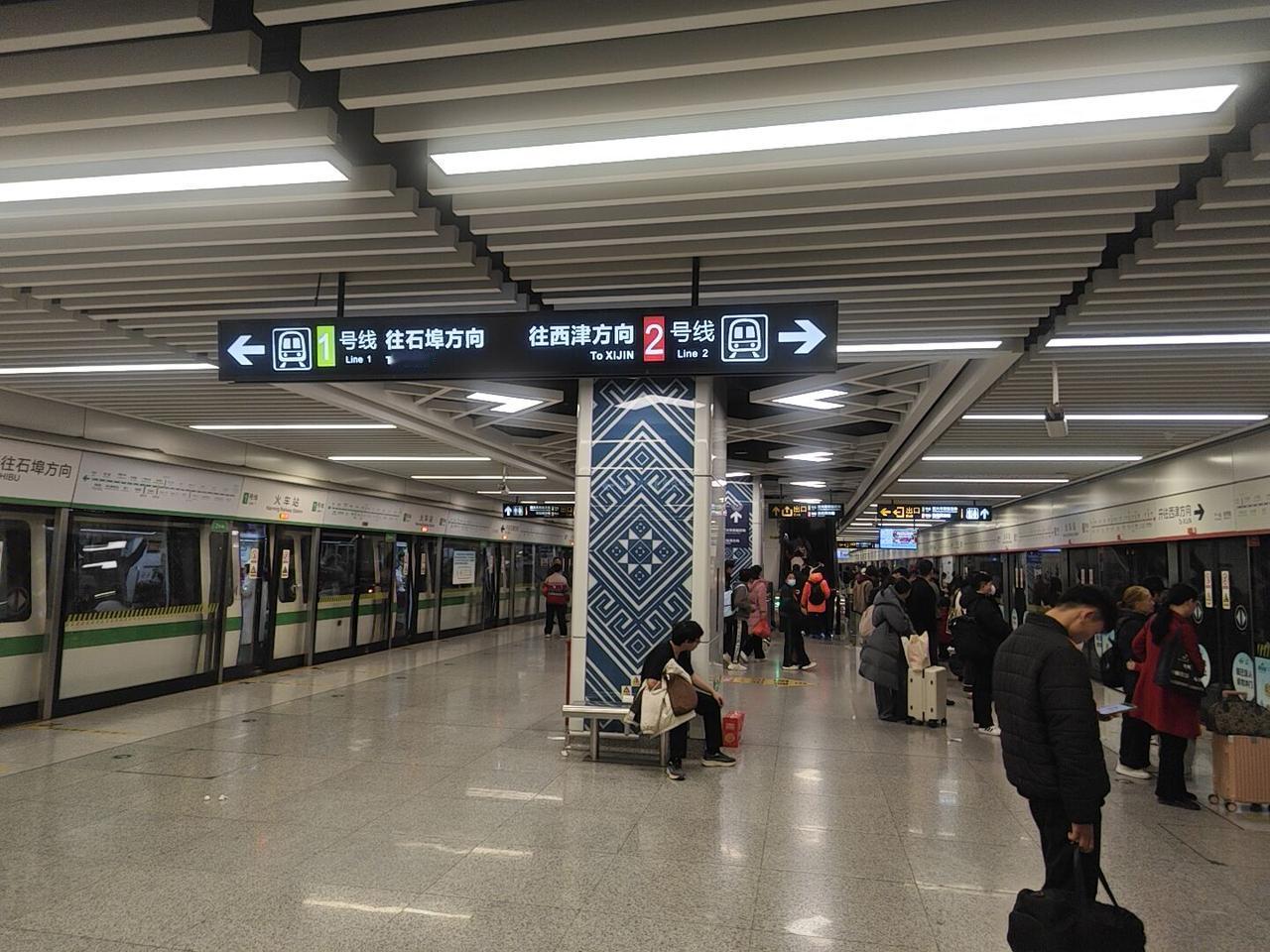 但凡新到一个地铁城市，都会乘坐当地地铁。在南宁火车站，1号线与2号线共用一个站台