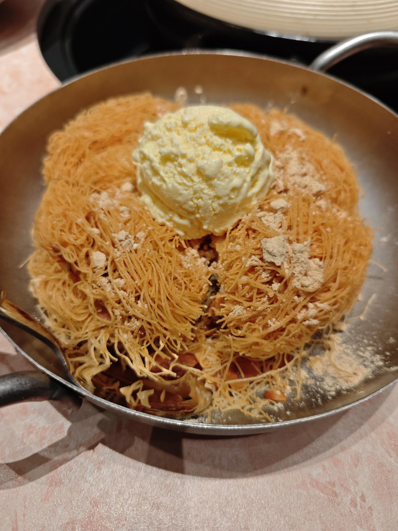 亲人相见格外亲切，姐妹团聚分外热情。其实任何美食都不能代替亲情，相见的那一刻依旧