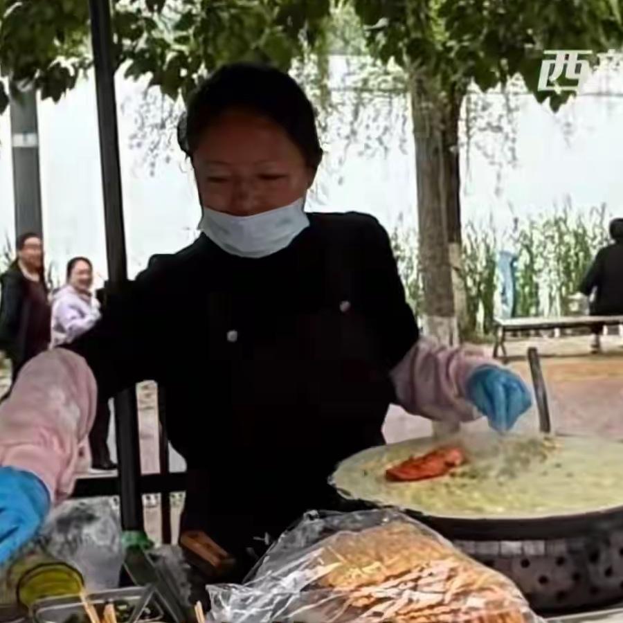 你敢信？长沙那个靠5元原味煎饼火遍全网的女摊主，居然撞上了天大的好事！之前不少人