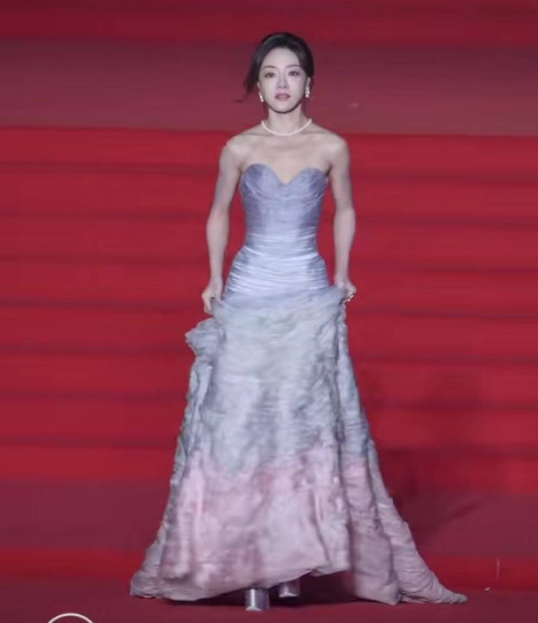 《爱情公寓》中混的最好的不是陈赫，而是小姨妈邓家佳。
不可否认的是，陈赫的确有在