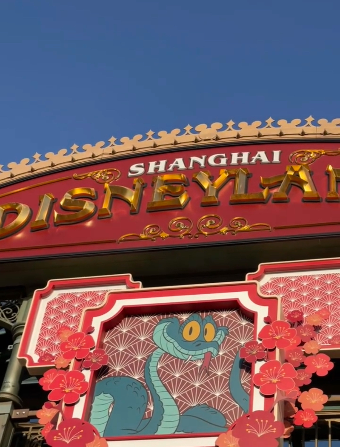 原来盖瑞这么早就出现在迪士尼的各个角落了大门入口、灯笼、挂牌、雕塑、背景墙、生日