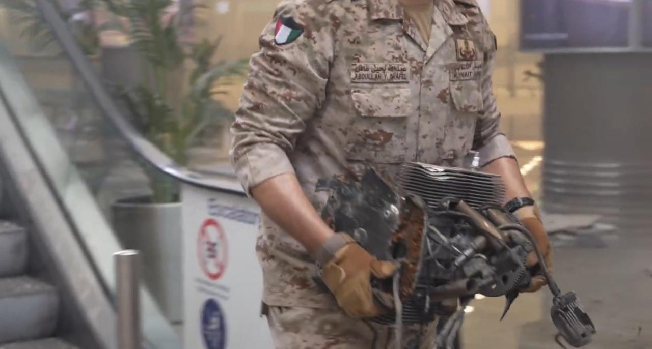 在伊朗袭击科威特机场的余波中，一名科威特军方（ KuwaitArmy ）军官被拍