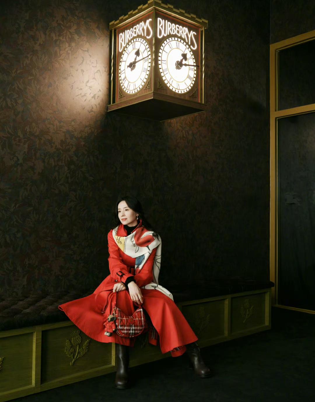 看了董洁的红色穿搭后
我知道中年女人过年该怎么穿了
没错，就学董洁这样穿……
