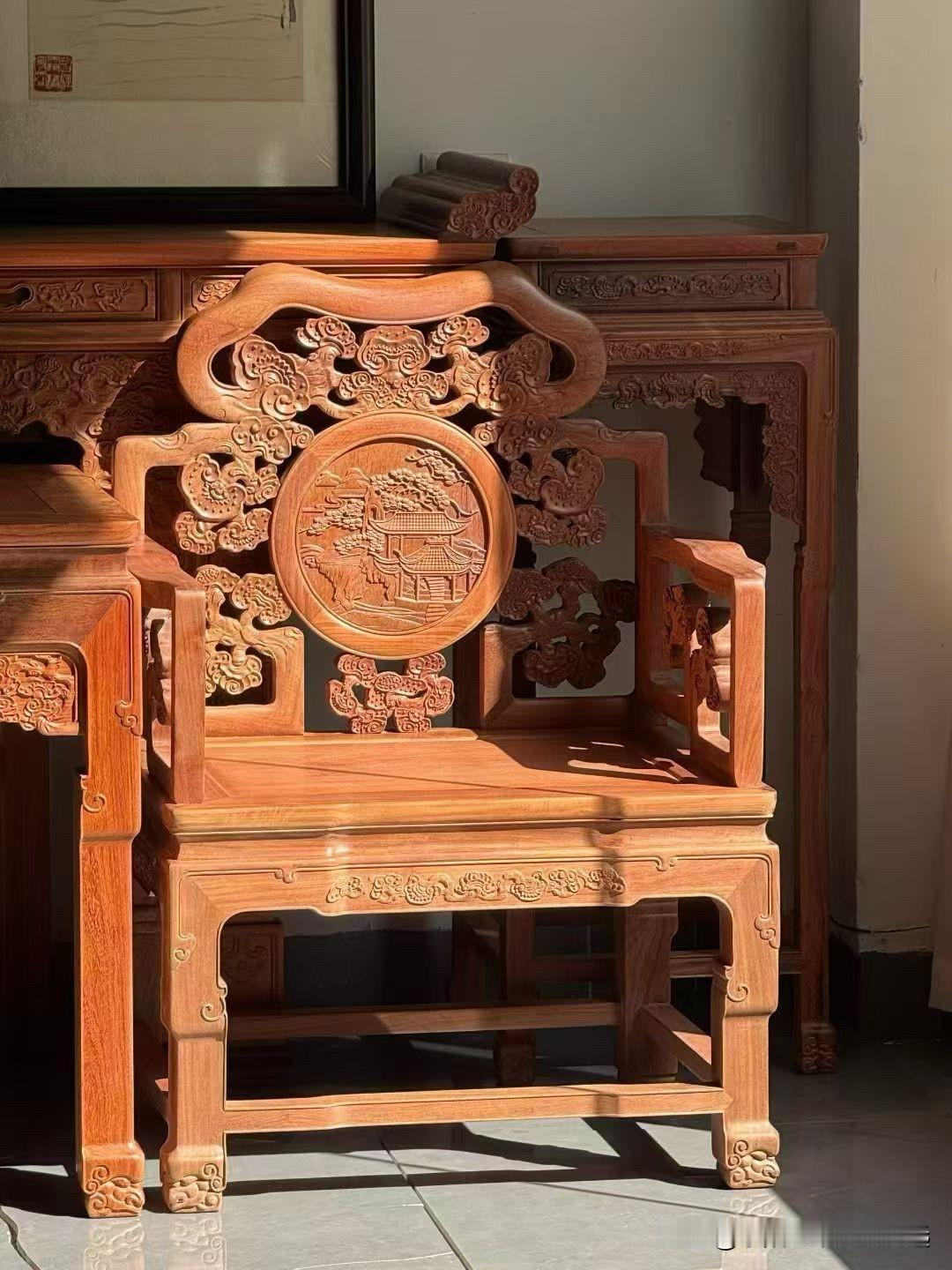 中堂立乾坤，山水藏气象，

一席木作镇厅堂

缅甸花梨•中堂六件套