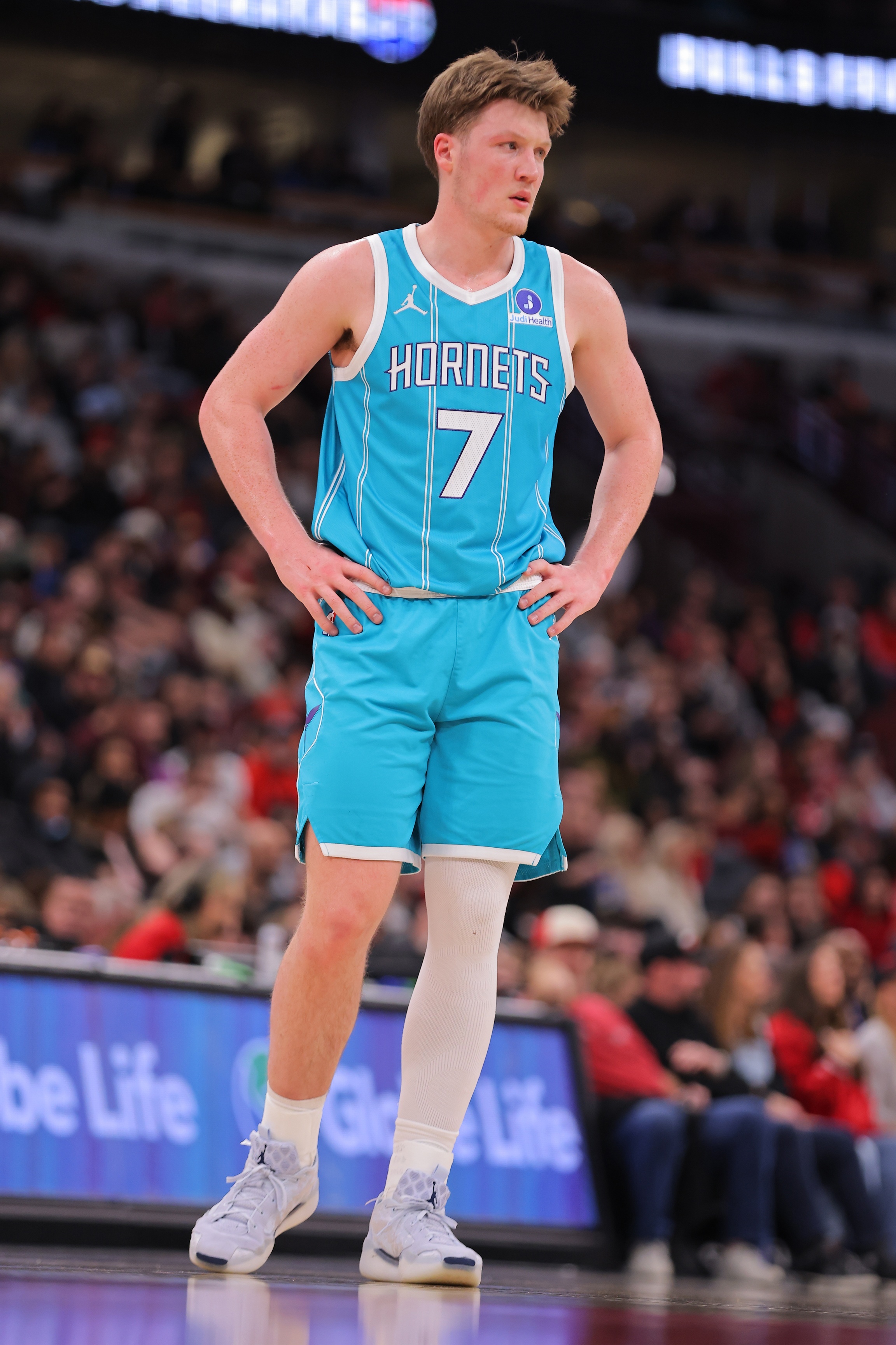 康神还在继续准，14投9中，三分5中4，得到24分11篮板。有时候你甚至会觉得这