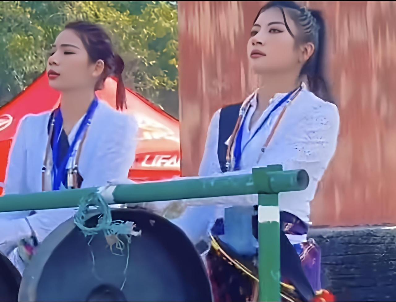 目瑙纵歌进行曲持续走🔥，音乐一起听得人心潮澎湃！严重怀疑这两位小姐姐是双胞胎！