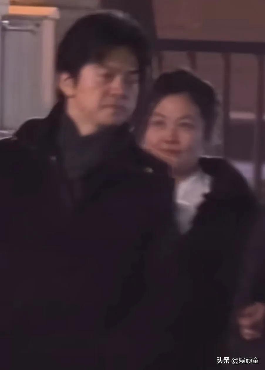 第一次清晰的看见李健老婆的正面照，不施粉黛，却有一种岁月静好的感觉！
李健与老婆