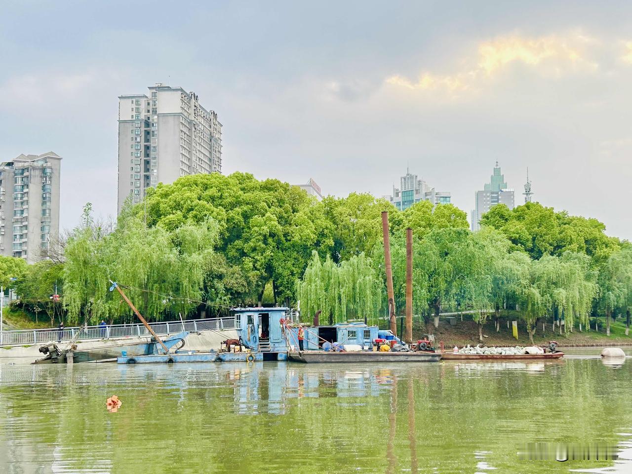 城市水域日常工作（随手拍）。昨日周日，午后我前往槐荫公园漫步，恰好遇上槐荫河开展