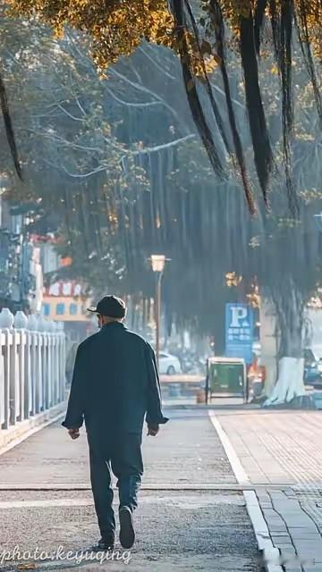 秋冬交替季节，老人去世的多。邻居老头78岁，脑梗14年，坐轮椅，昨天中午吃了一大