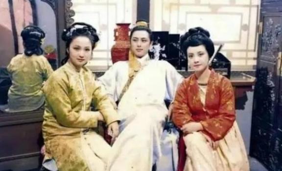 古代的通房丫鬟，是主子行房时的伺候工具。主子有需要，得马上递汗巾、点安神香。手脚