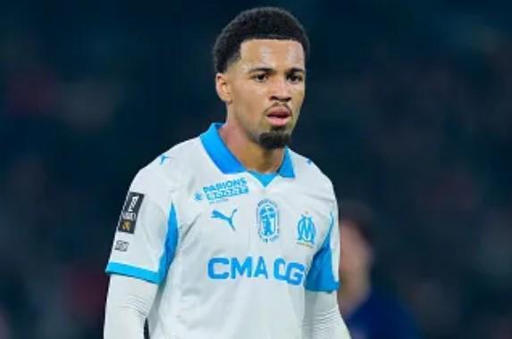 马赛主帅贝耶解释了在对阵尼斯一战中将伊桑-恩瓦内里列入替补名单的决定，直言这名前