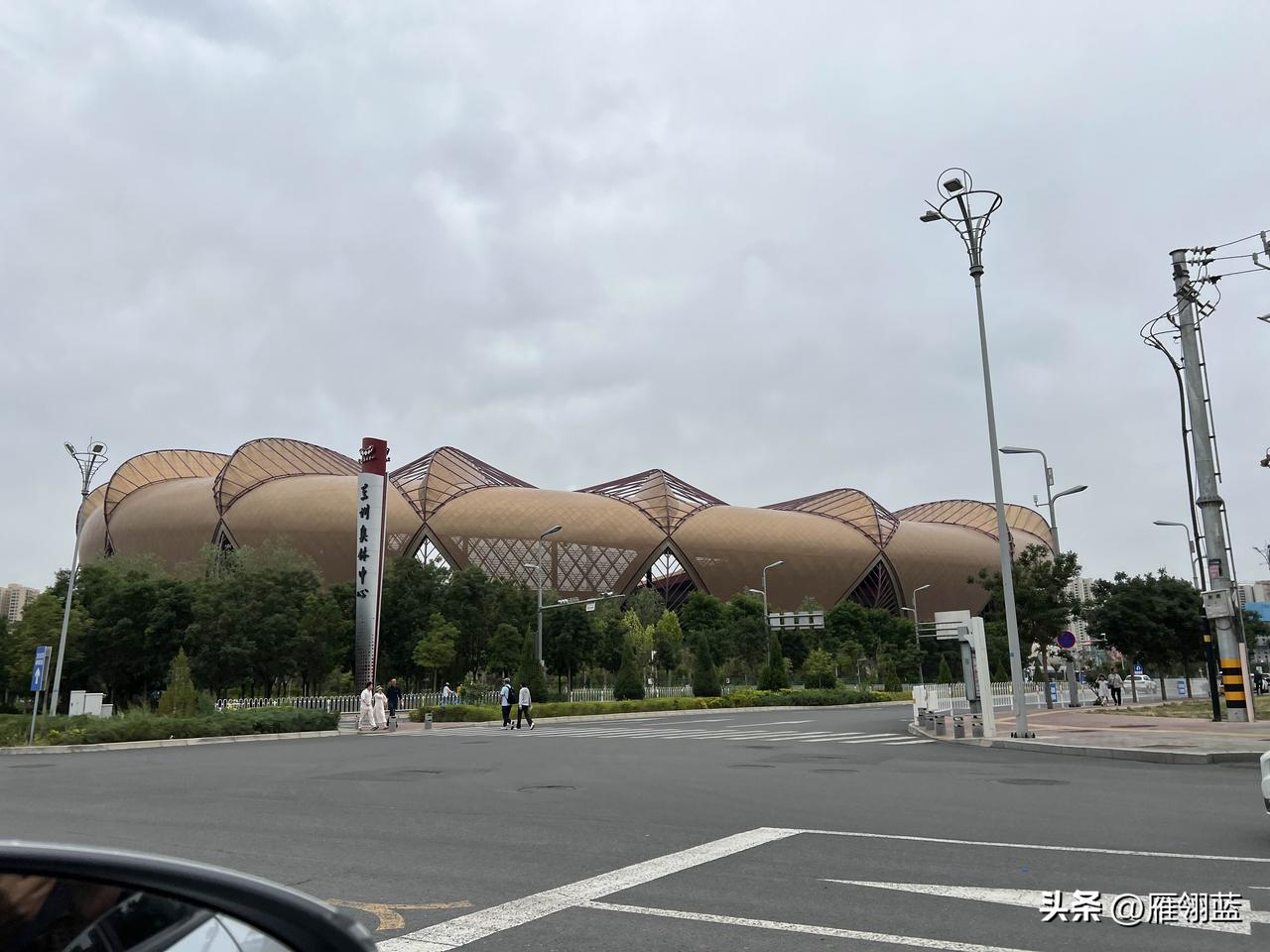 今天路过位于兰州市七里河的兰州奥体中心看到兰州奥体中心玫瑰体育场，和88米摩天轮