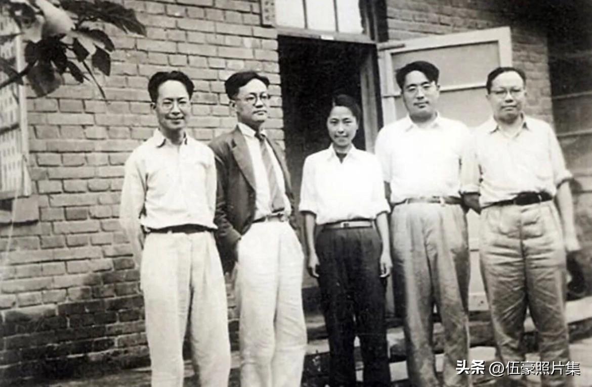 1949年，北平沈从文寓所，左起：沈从文、巴金、张兆和、靳以、王辛笛在门口合影。