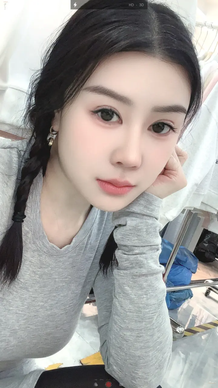 甜甜的出现一下