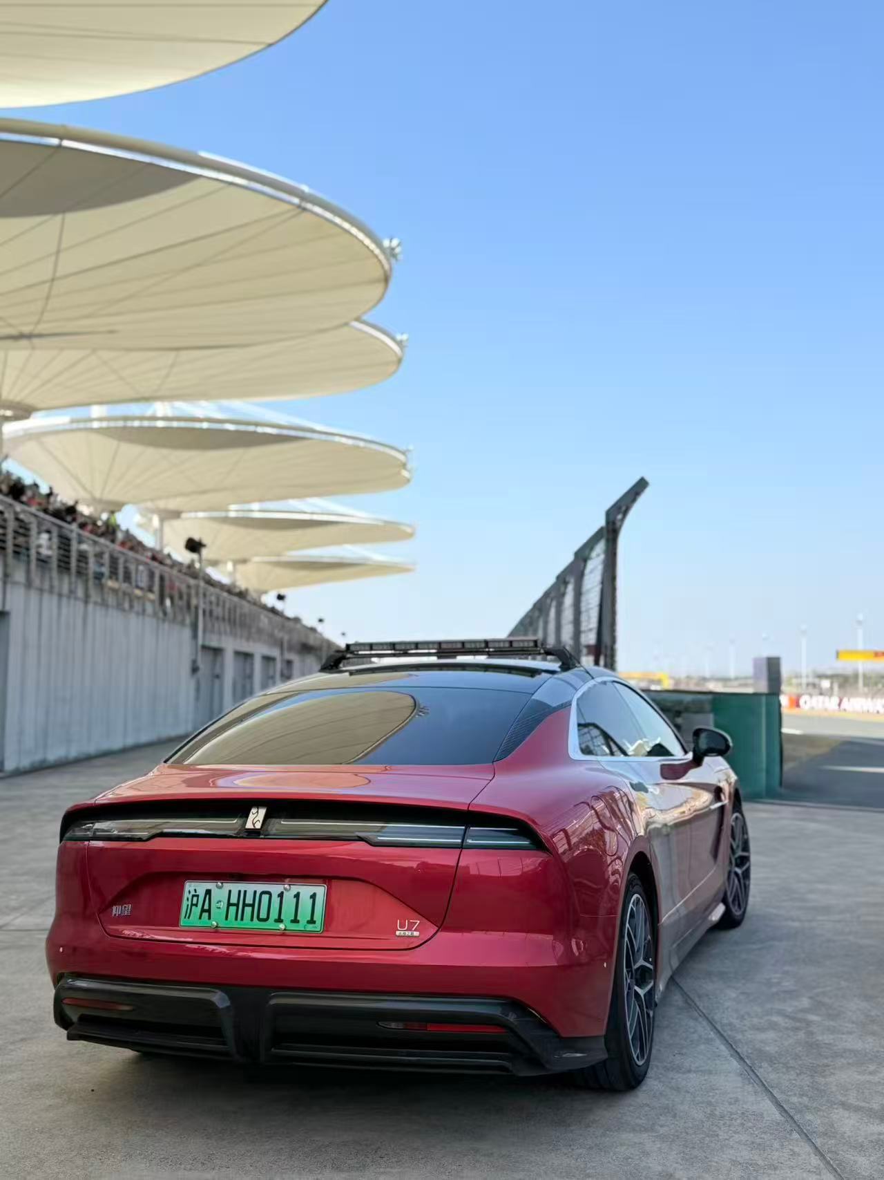 谁不希望中国厂商能进军F1啊我看有评论说，比亚迪看了眼进F1的价格，不如把全系车