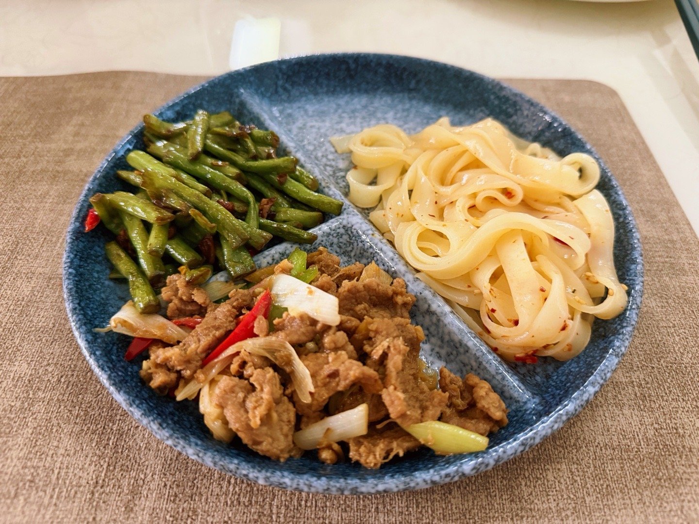 今日份晚餐，小炒牛肉、炒豆角、凉皮。好好吃饭