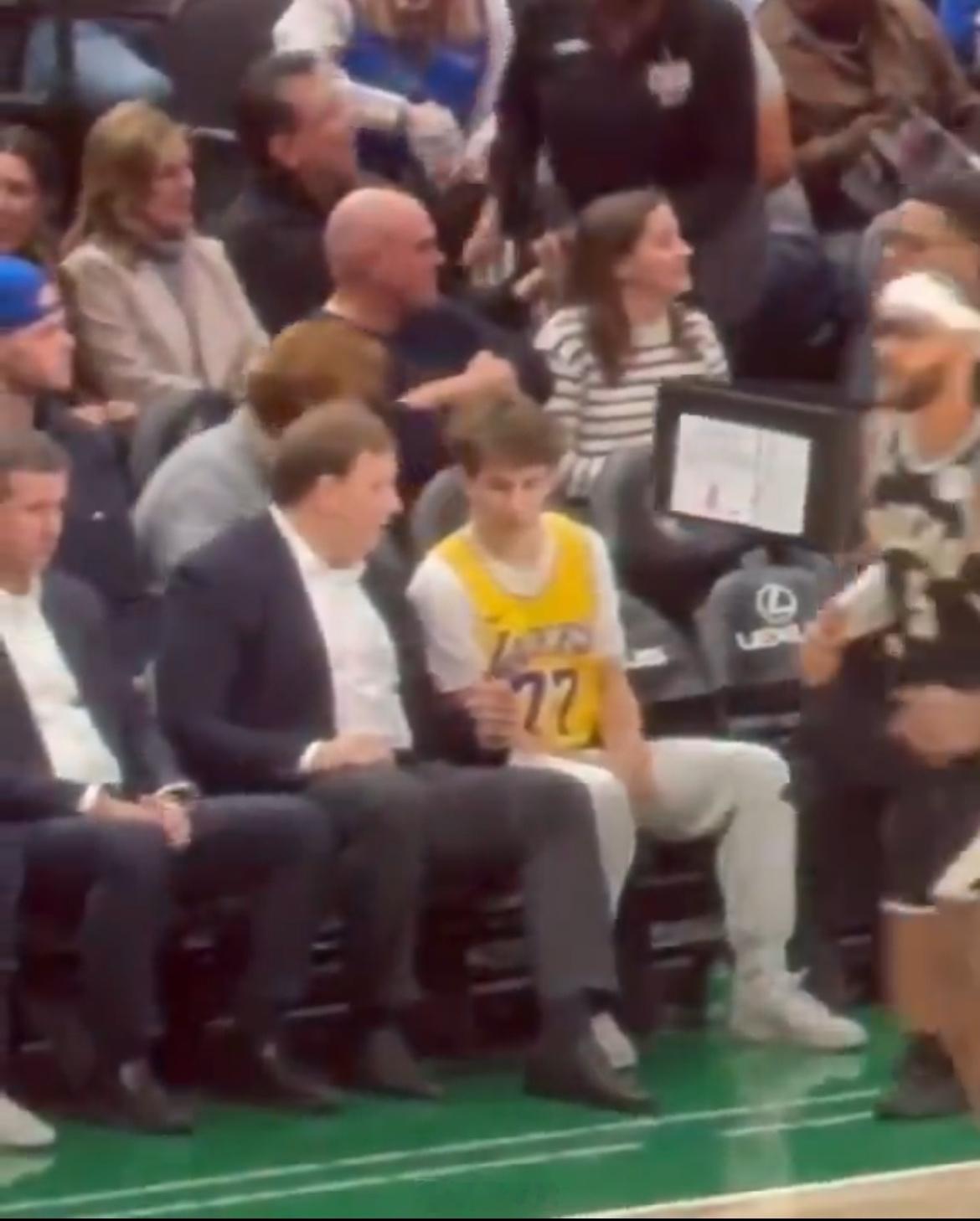 昨天和雄鹿比赛的场边，独行侠老板杜蒙特对一个身穿卢卡湖人球衣的球迷承认，他要为交