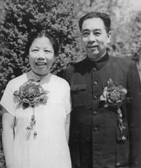 1992年，邓颖超去世后，换寿衣前，秘书赵炜和工作人员竟一针一线地对破旧的寿衣进