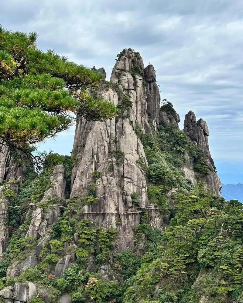 下联：山高嵩峻峰。