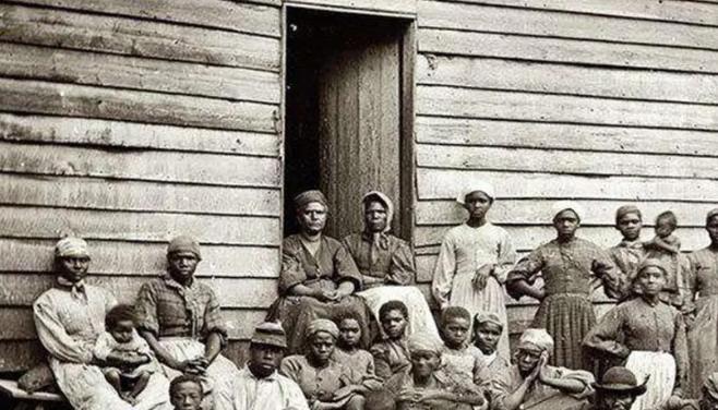 1962年古巴将华人群体的财富尽数收归并迫使离开，而美国接纳后，这批人及其后代却