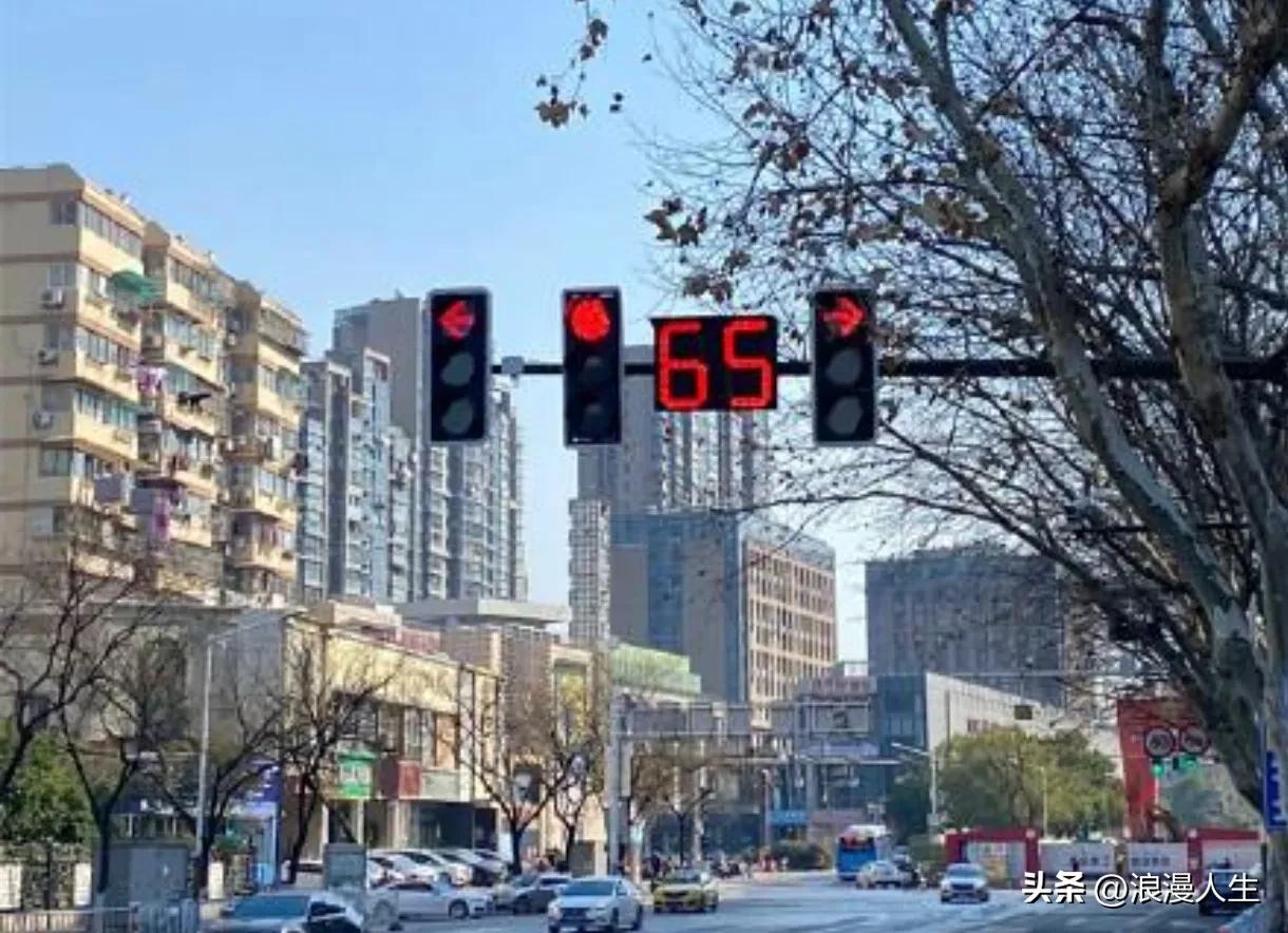 红绿灯真多，50公里路程50多个红绿灯，现在出门随便一个地方时间主要耗在红绿灯了
