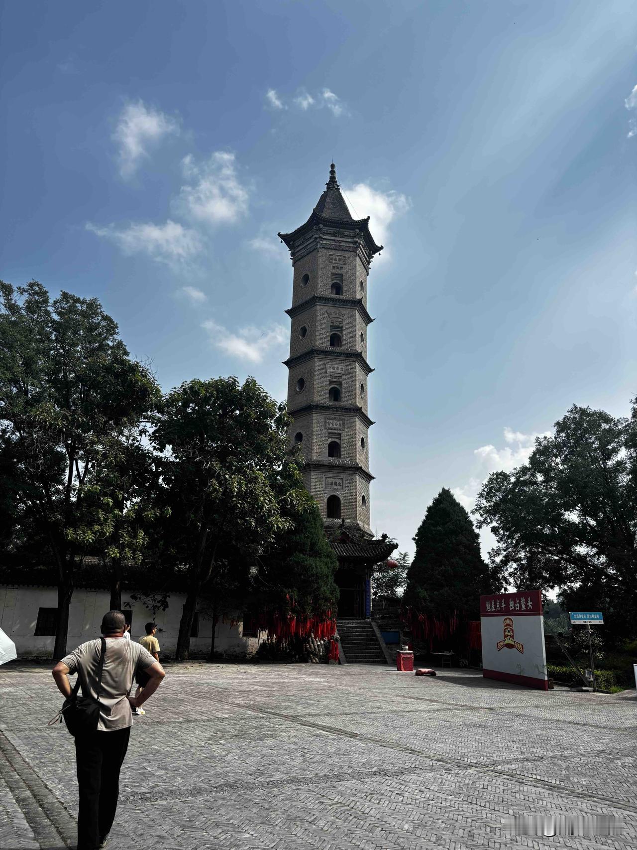韩城党家村文星阁，这个塔前身是1725年建的，木质塔，后来被火烧毁了。最后在19