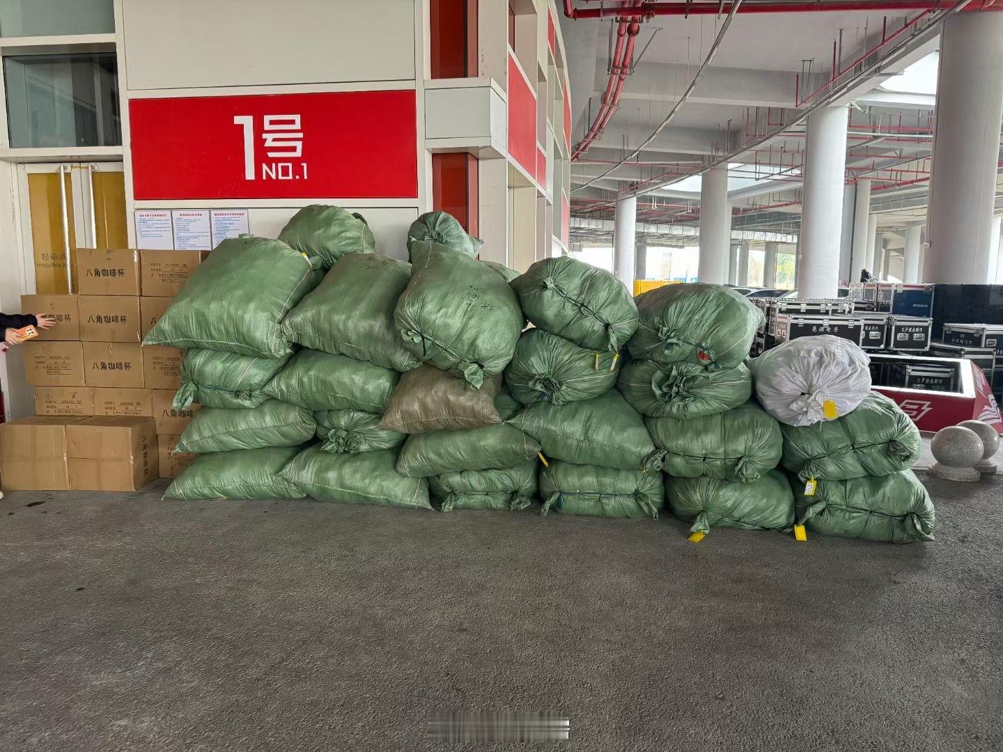 你们喜欢的全明星小熊和杯子到达场馆咯[偷笑]#2024cba全明星周末##小卢篮