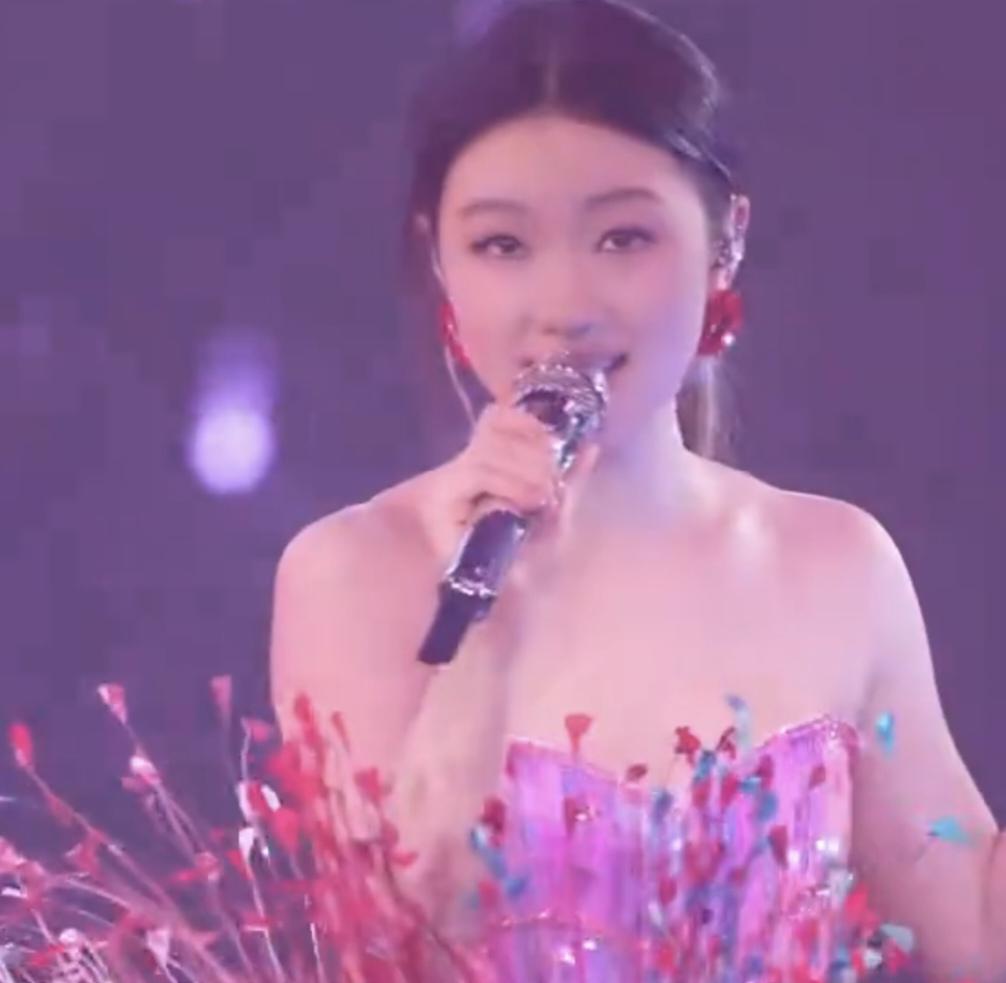 当武汉光谷国际网球中心的灯光再次亮起，单依纯终于要回到梦开始的地方。4月10日至