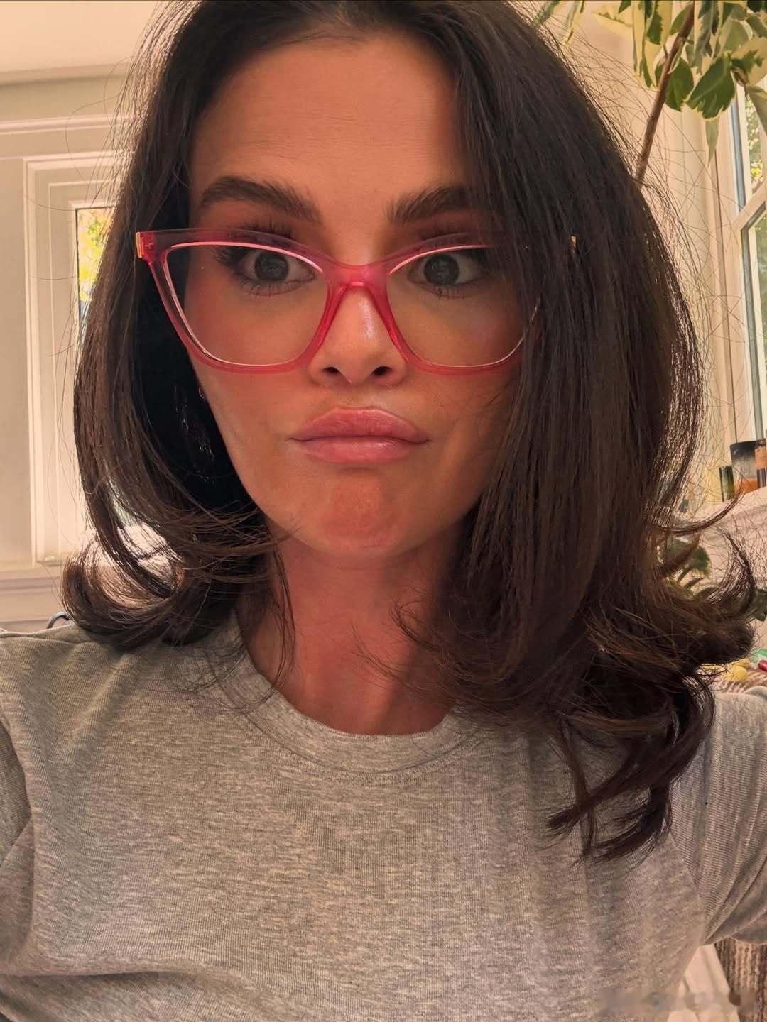 selena gomez赛琳娜戈麦斯分享新私照：有美食和美好的人相伴度过美好时光