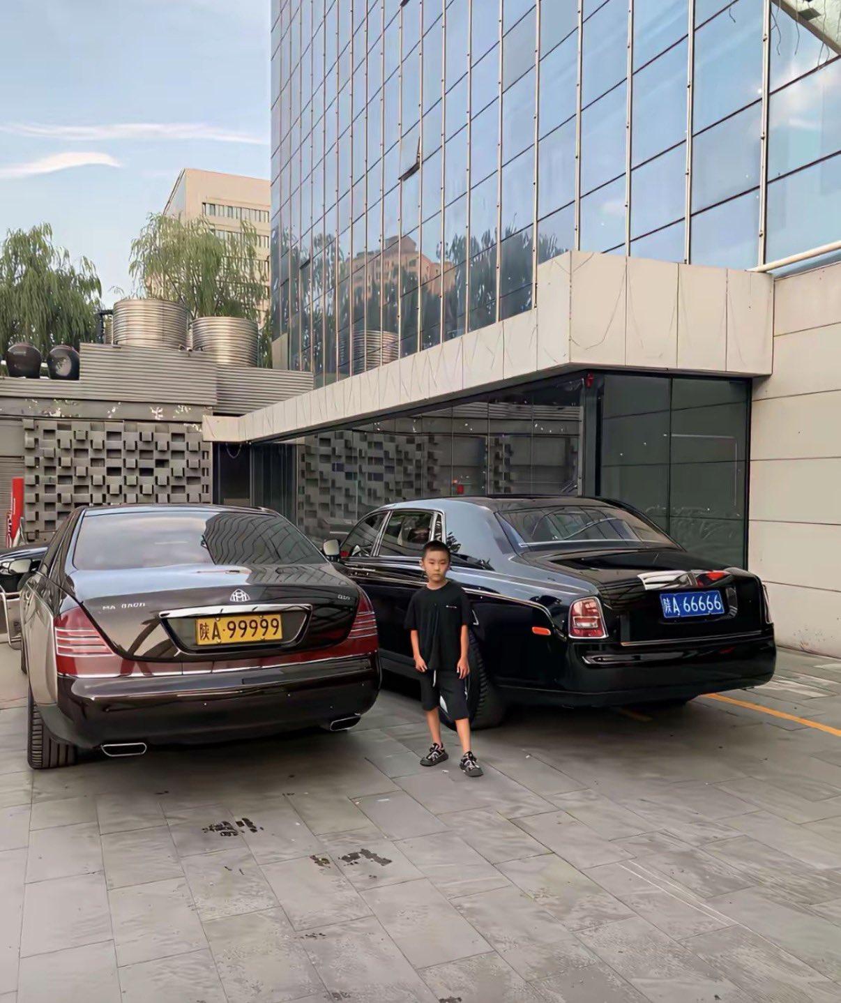 这是谁的坐骑啊，
这么逆天的车牌，
两个省会城市豹子号，
车也牛逼。
有西安的朋