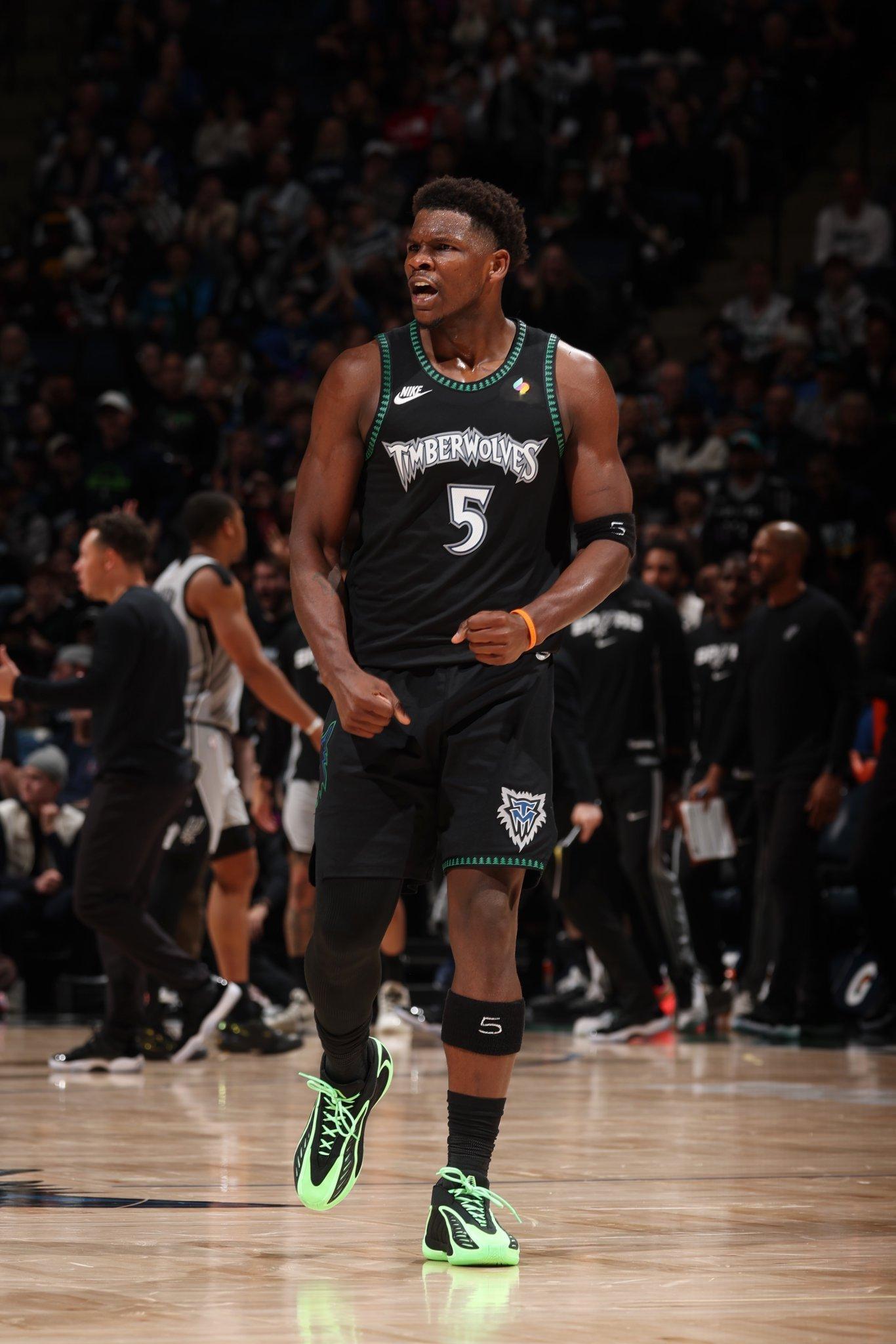 爱德华兹爆砍44分过去六场比赛分别拿下41、43、33、39、32和44分，其中