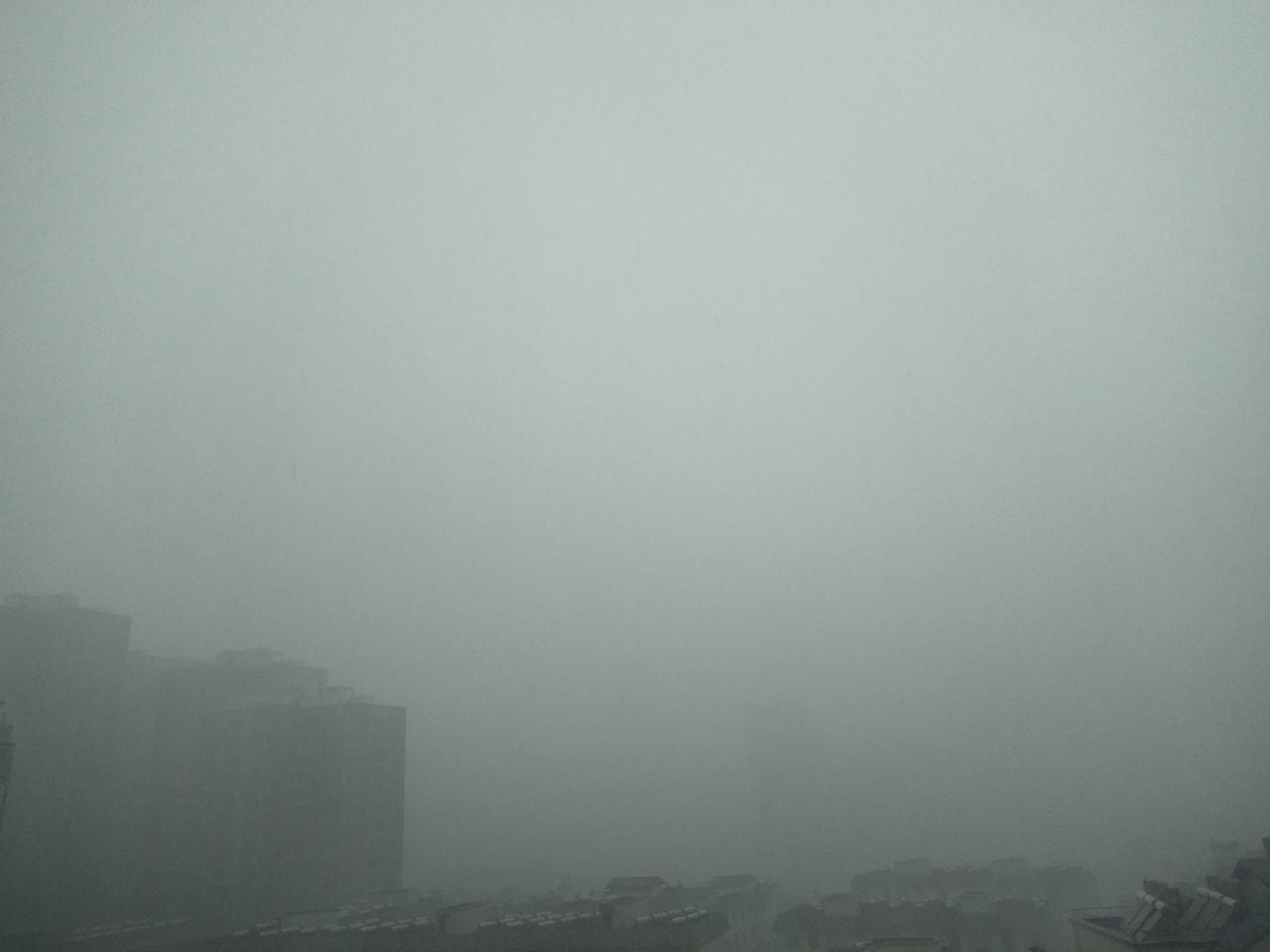 今天昆明的天气简直了，变脸都没有它快，一会满天乌云，像是要下大雨，一会又晴开，反