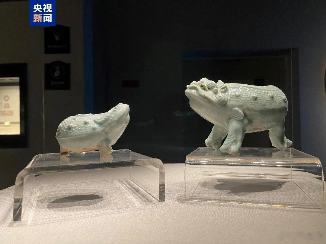 文博日历宋代蟾蜍文房器和文物碰个面  遂宁市博物馆藏一对南宋青白釉三足蟾蜍形水盂