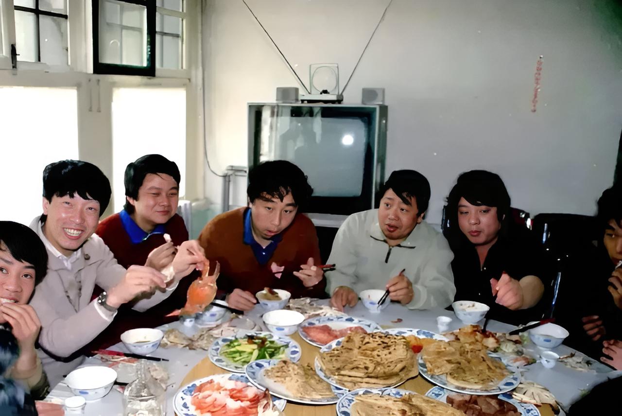 1987年，北京城内，有一天相声演员马季老师请几位朋友吃饭，有位老师看着特别逗。