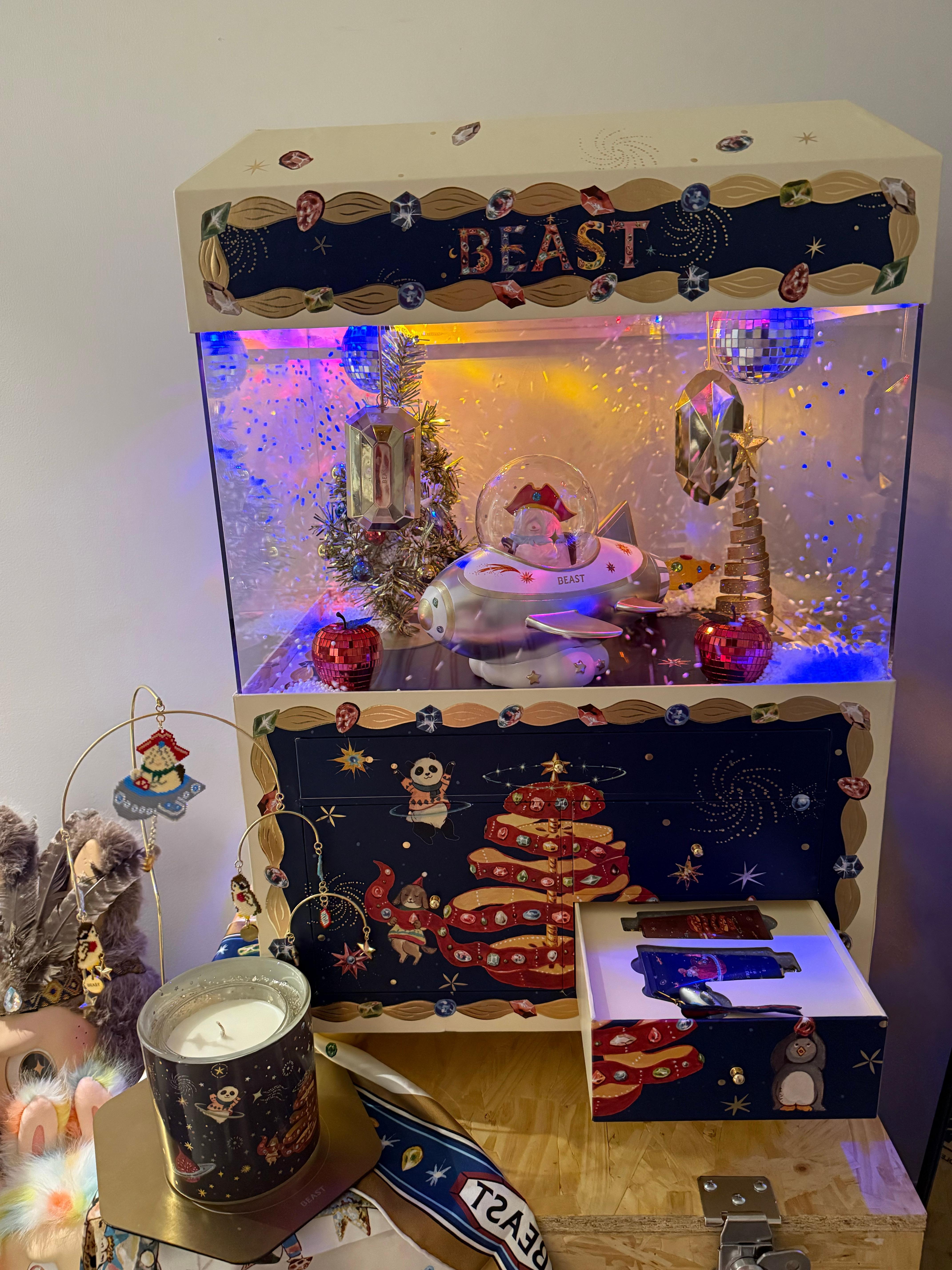 最近收到的圣诞礼物 今年不用圣诞树了 喜欢这个下雪的礼盒 嘿嘿 